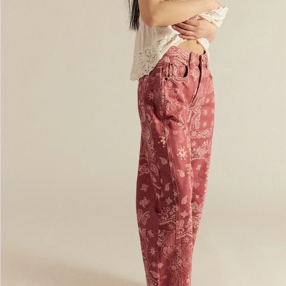 We The Free Good Luck Printed
Barrel Jeans Rust Bandana Size 31
NWOT - Picture 8 of 9